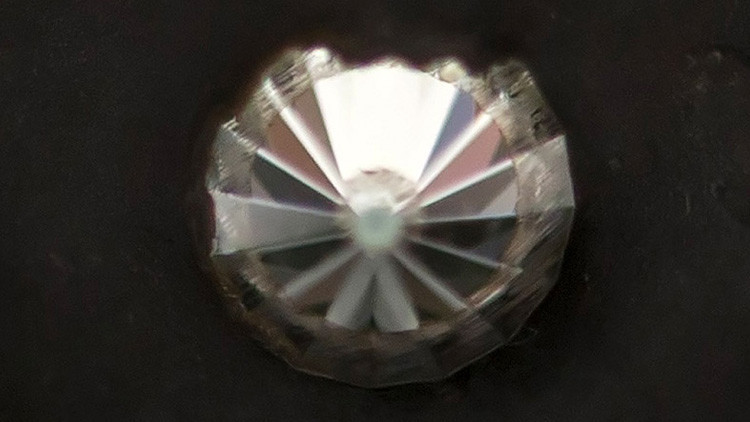 Descubren una sencilla forma de crear un 'superdiamante' que destruye cualquier material terrestre