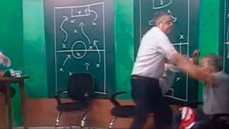 VIDEO: El expresidente de un club de fútbol brasileño golpea en vivo a un periodista