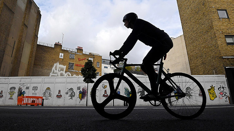 Imprudencia del secretario del Estado del Transporte de Reino Unido derriba a un ciclista (VIDEO)
