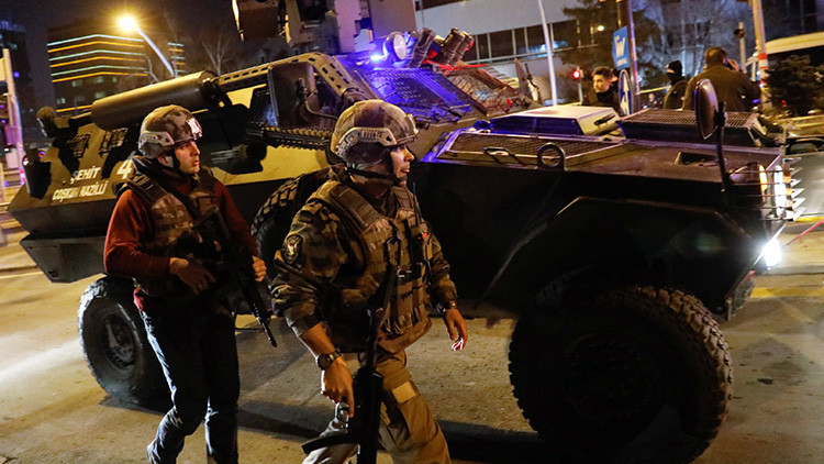 Detienen a un hombre armado que intentó entrar en la Embajada de EE.UU. en Ankara (VIDEO, FOTO)