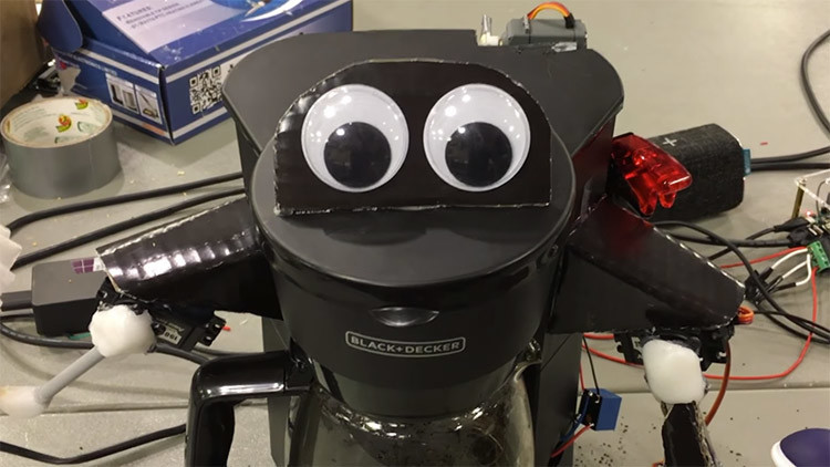 'Amiga y compañera': crean una máquina de café parlante con ojos y manos (VIDEO)