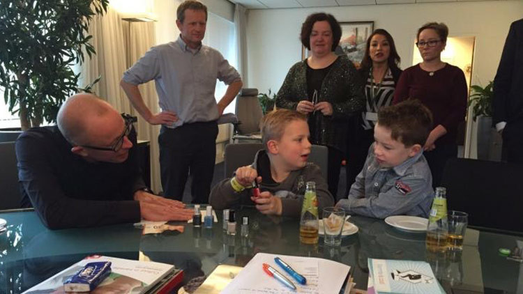 Un niño con cáncer terminal recauda dos millones de dólares pintando uñas (FOTOS)