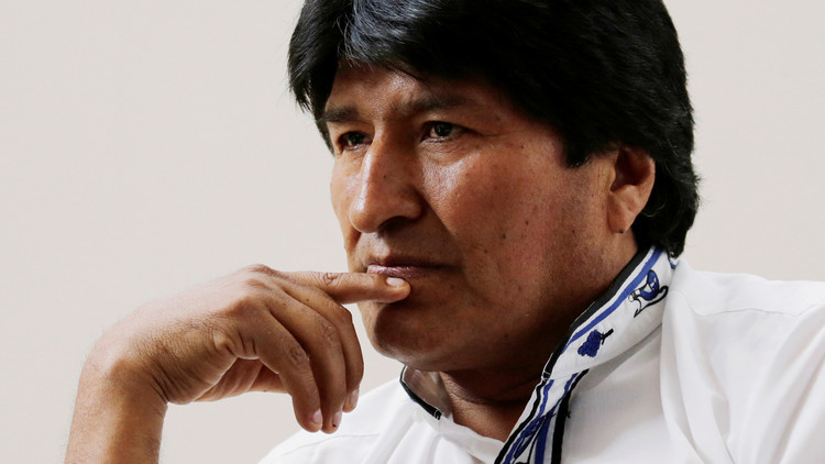 Medio británico acusa a Evo Morales de ver porno en plena reunión oficial (VIDEO)