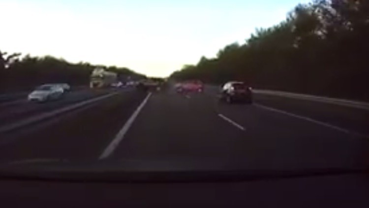 Un piloto automático de Tesla predice y evita un accidente de tráfico