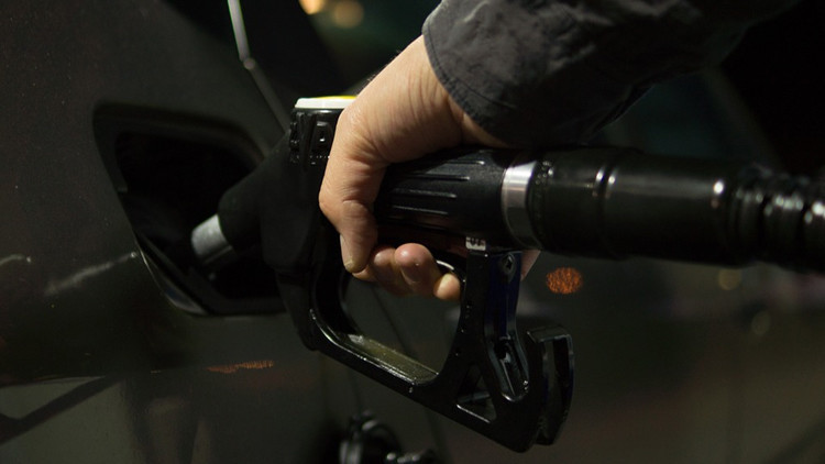 Llega el 'gasolinazo': Enojo y memes en México ante la dramática subida del combustible para 2017