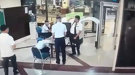 VIDEO: Un piloto se presenta ebrio para manejar un avión con más de 150 personas