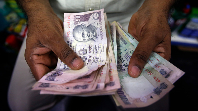 Grandes colas en la India por el reemplazo masivo de billetes: "Es un ritual de purificación"