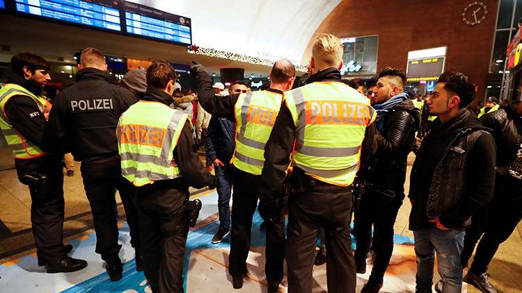 La Policía alemana controla a cientos de 'africanos' para estrenar 2017