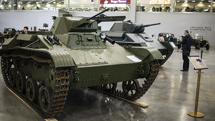 VIDEO: Un bielorruso construye un tanque soviético con sus propias manos