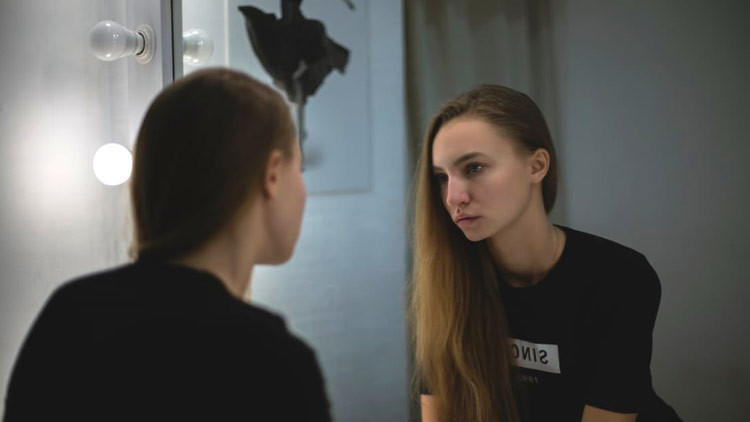 Revelan 5 factores que provocan acné en las mujeres adultas