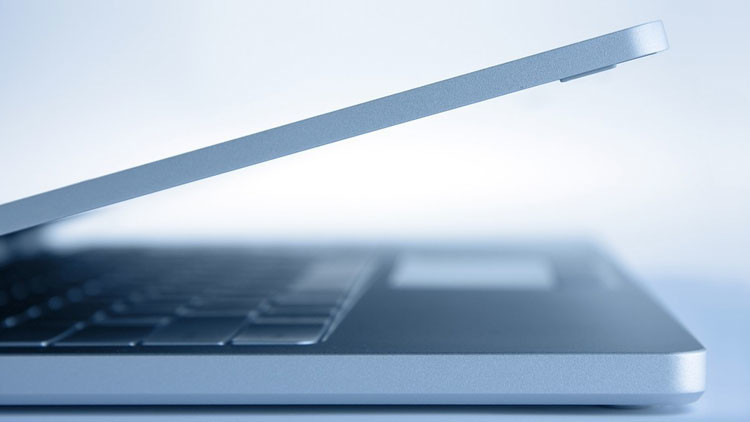 Usuarios encuentran monedas en sus computadoras MacBook y nadie sabe por qué