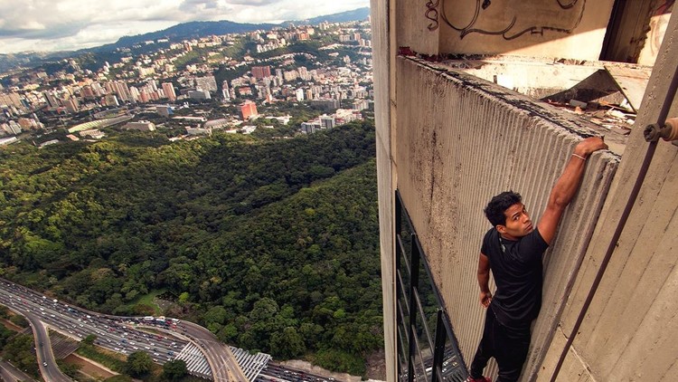 El venezolano que desafía la ley y las alturas (FOTOS)