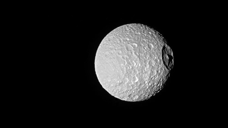 La NASA captura una precisa imagen de la espeluznante 'Estrella de la Muerte' de Saturno