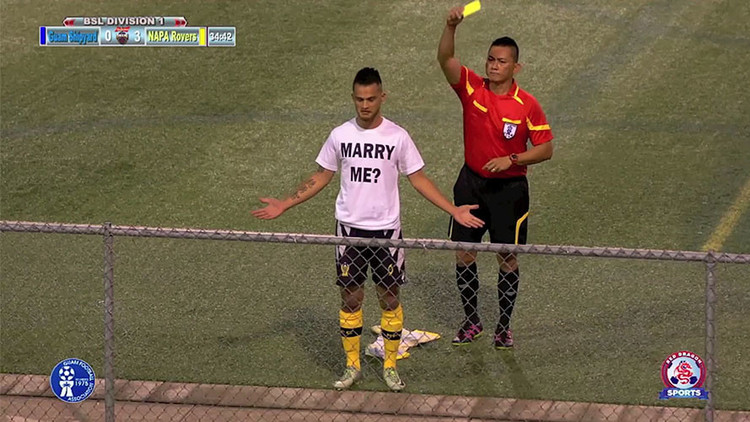 VIDEO: Un futbolista le pide la mano a su novia en pleno partido y recibe una tarjeta amarilla