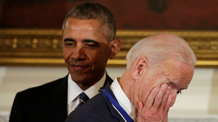 Memes se burlan de la sentida reacción de Joe Biden al recibir la medalla de manos de Obama