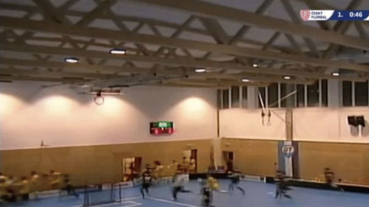 Video: Dos equipos de floorball se salvan de ser aplastados al colapsar el techo de un gimnasio