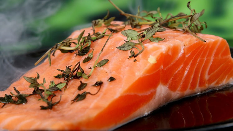 Encuentran lombrices japonesas en un salmón estadounidense