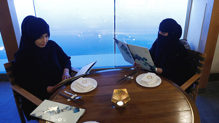 "Ni te hablan, ni te miran": así es la vida para una mujer en Arabia Saudita 