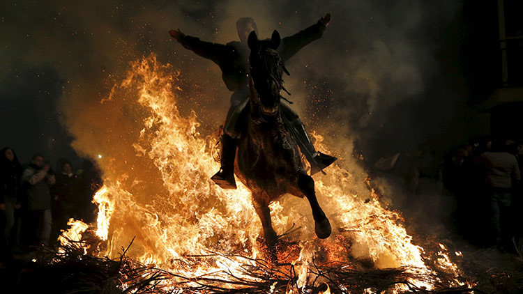 España: Caballos caminan sobre hogueras en antigua tradición de las Luminarias (video)