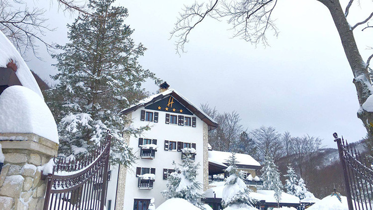 "Tememos que estén muertos": Avalancha de nieve cubre hotel en Italia donde habría 20 personas