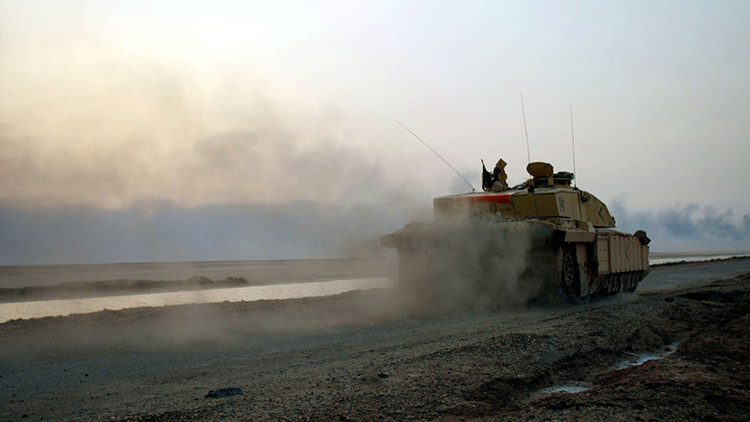 El Ejército británico manda tanques a través del canal de la Mancha