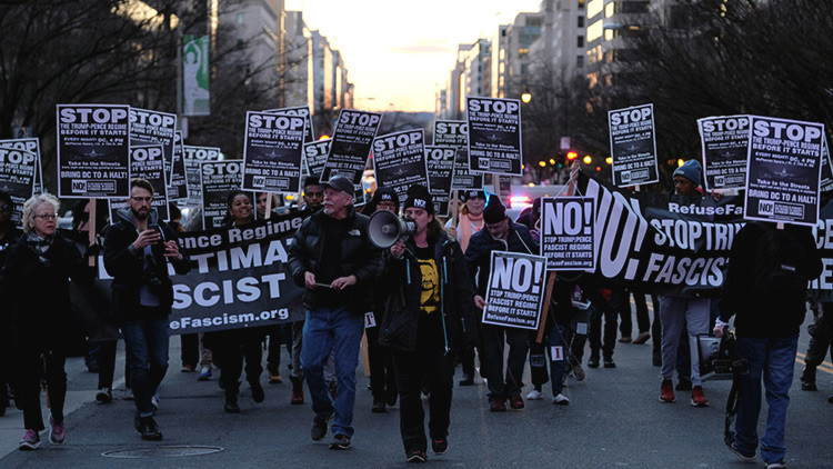 Lanzan gas lacrimógeno a manifestantes contra Trump en Washington