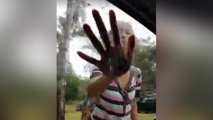 "¡Terrorista!": Una mujer ataca a otra que portaba un niqab en Australia (VIDEO)