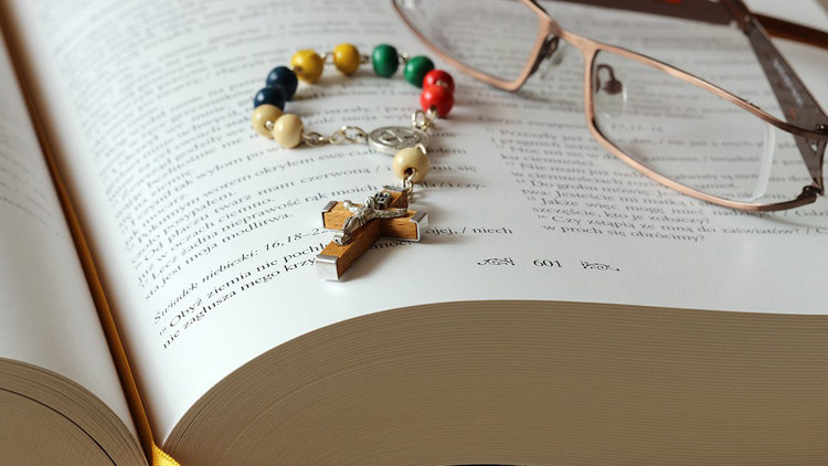 EE.UU.: Dos acusados de violar a una niña se defenderán ante la Corte con la sola ayuda de la Biblia