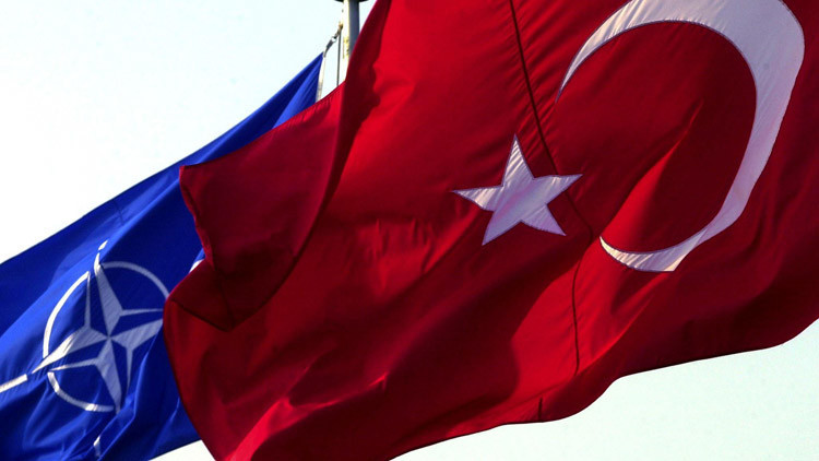 Diputado turco tacha a la OTAN de "organización terrorista" y de amenaza para Turquía