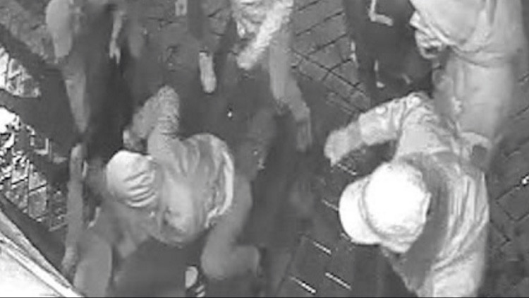 España: Una cámara de seguridad capta una brutal agresión a una joven en la puerta de un pub (VIDEO)