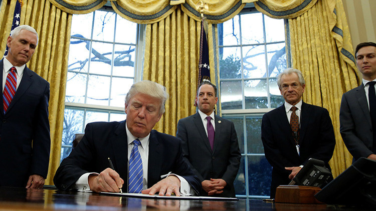 ¿Qué hay de inusual en esta foto de Trump firmando uno de sus primeros decretos?