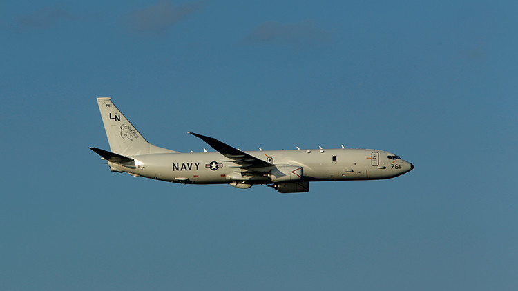 Avión de reconocimiento estadounidense desciende a 150 metros sobre el portaaviones ruso