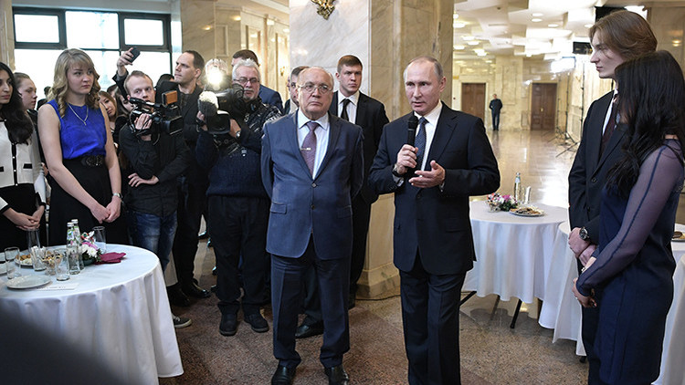 Putin revela sentirse muy orgulloso de su certificado de carpintero