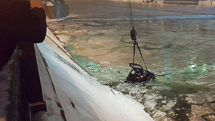 Arriesga su vida, salta a un río helado y saca del auto con vida a una mujer en Moscú (VIDEOS)