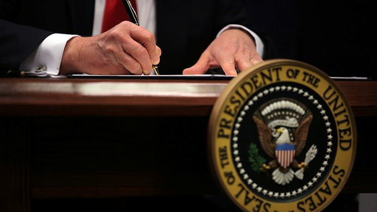 Trump ordena publicar una lista semanal con los delitos cometidos por inmigrantes