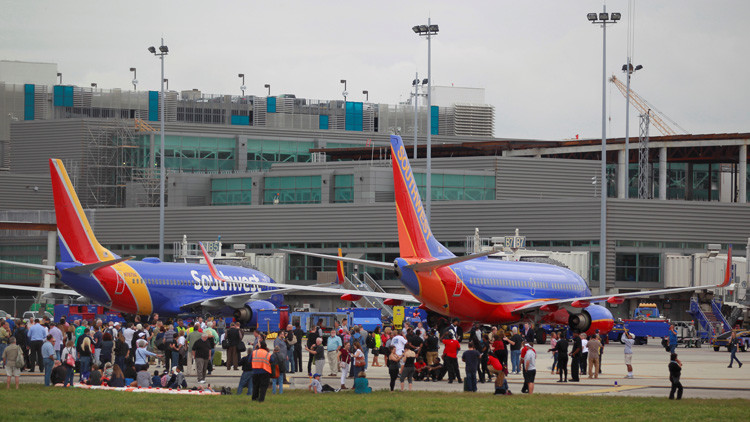 Un juez de EE.UU. suspende la deportación de los detenidos en los aeropuertos tras la orden de Trump