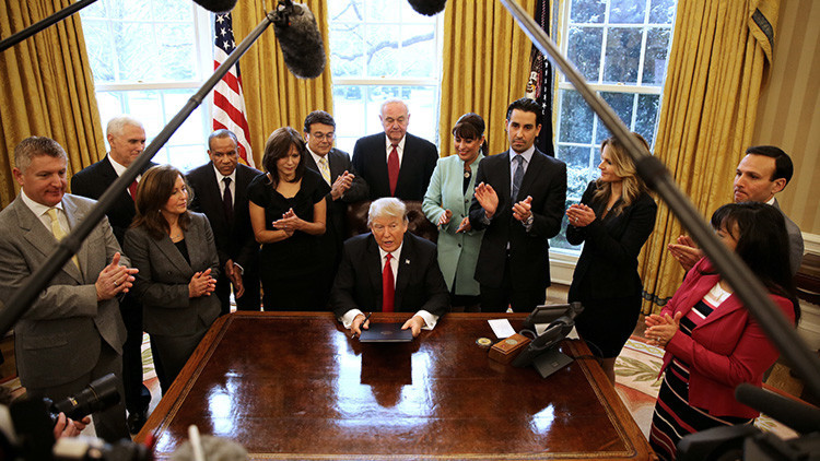 Trump firma una orden ejecutiva para bloquear nuevas regulaciones gubernamentales