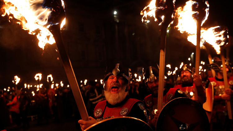 VIDEO: Miles de personas celebran el festival vikingo anual Up Helly Aa en Escocia