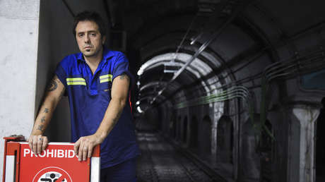 El reconocido escritor argentino que limpia las estaciones del metro de Buenos Aires
