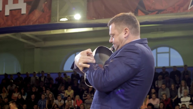 VIDEO: atleta ruso convierte con una mano una sartén en un 'burrito mexicano'