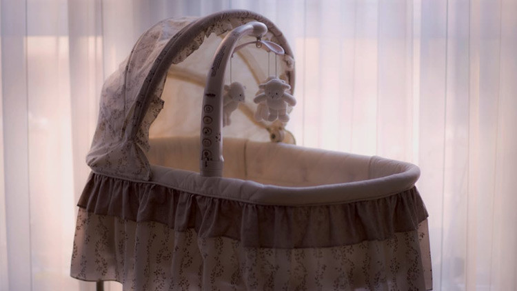 Una bebé de 5 meses muere de hambre en su cuna tras la sobredosis de sus padres
