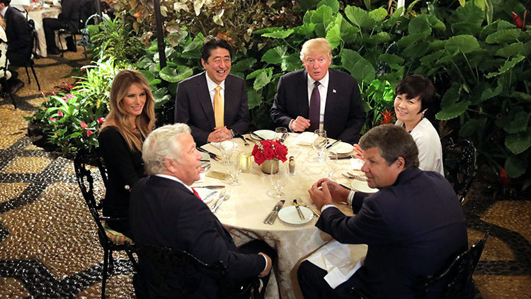 ¿Crisis de seguridad? Critican a Trump por iluminar documentos clasificados con un 'smartphone'