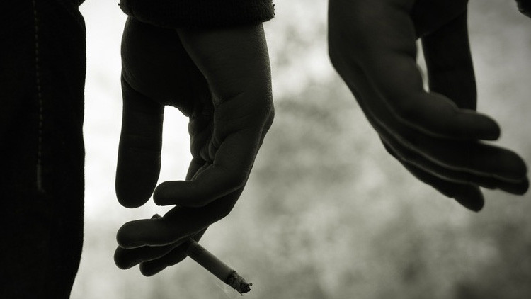 El secreto del país donde los jóvenes dejaron de tomar alcohol y fumar