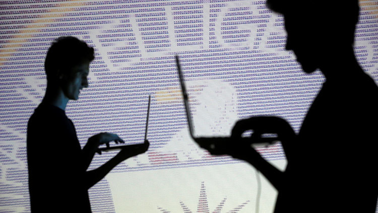Informe: agentes de Inteligencia ocultan información sensible a Trump
