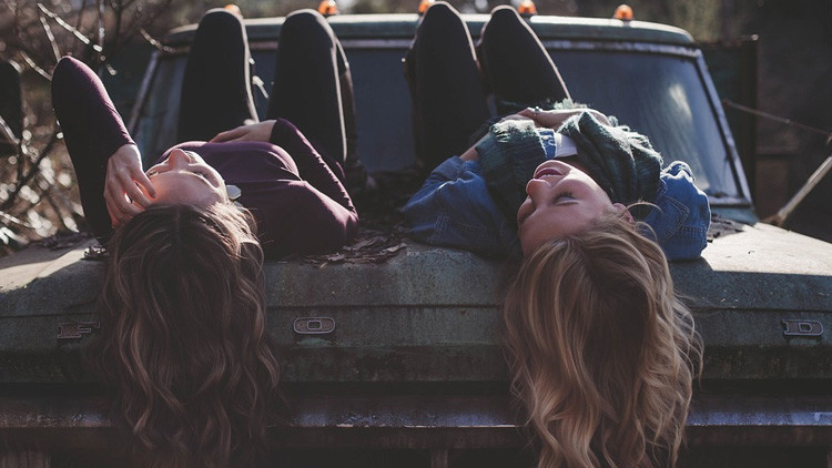 Hallan la diferencia entre la amistad masculina y femenina