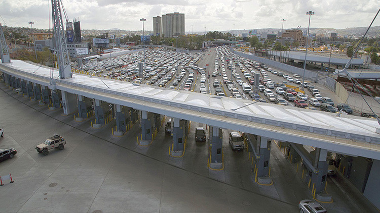 FUERTE FOTO: Un mexicano se suicida en un cruce de frontera en Tijuana tras ser deportado de EE.UU.