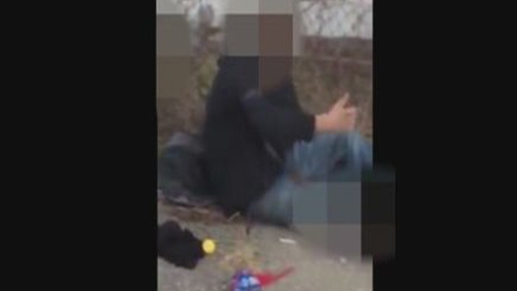 Imágenes perturbadoras: Un hombre herido de bala prefiere drogarse en vez de pedir ayuda médica