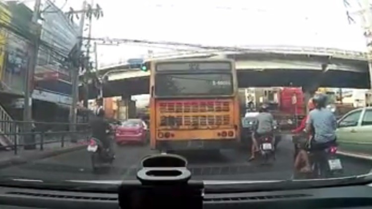 'Torea' a la muerte en una carretera de Bangkok