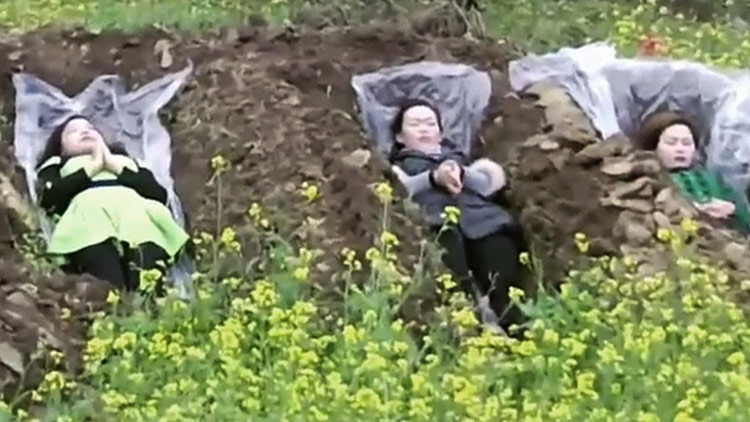 La insólita razón por la que algunas mujeres chinas 'se acuestan' en fosas (Video)
