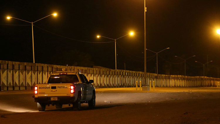 VIDEO: Camionetas mexicanas irrumpen en EE.UU. por el agujero de una valla fronteriza